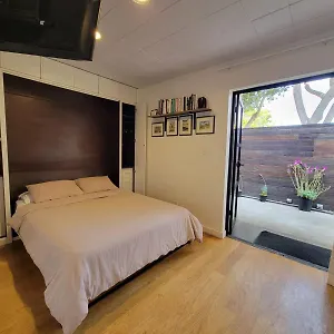 https://artspace-venice-beach-bungalow-at-best-location.topanaheimhotels.com